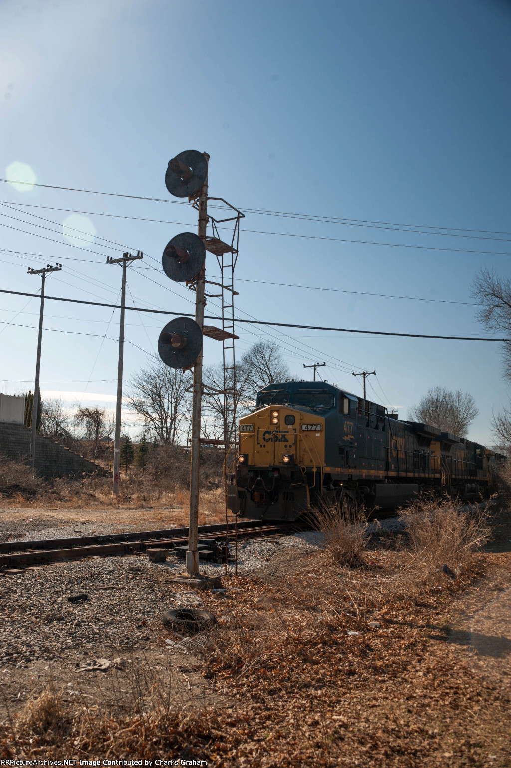 CSX 477 approaching the nonfunctioning signal.